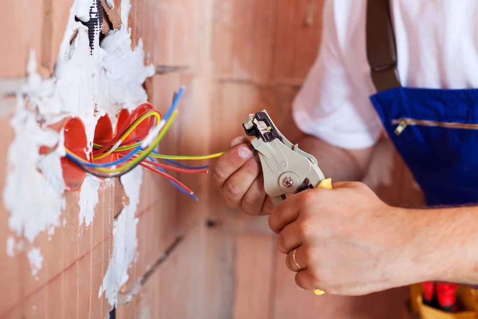 Elektrische Gefahren vermeiden durch eine DGUV V3 Prüfung